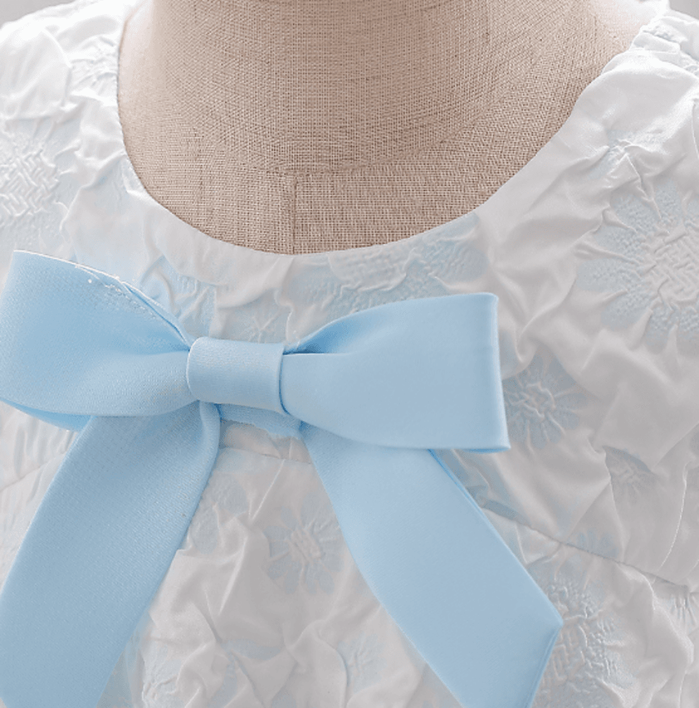 ピアノ発表会 結婚式用 子どもドレス 柔らかいカラーのエンボス生地が優しい印象を与えるドレス
